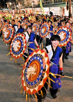 しゃんしゃん祭　優美に　60回の節目　2700人一斉傘踊り