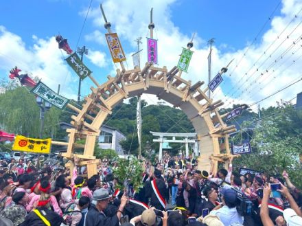 太鼓橋高々と 下田で八幡神社例大祭始まる