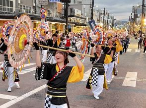 鳥取しゃんしゃん祭2700人が一斉傘踊り　一糸乱れぬ踊りを披露