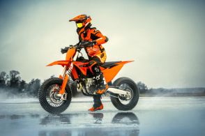 KTM、スーパーモト『KTM 450 SMR』2025年モデルを発表