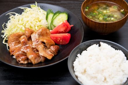 私たち夫婦は「ごはんをよくおかわり」するので周りより食費がかかります。「ごはんおかわり自由」の定食屋に行ったほうが食費を抑えられますか？