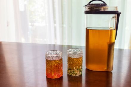 夏場は「麦茶」を1L飲むのですが、「ペットボトル」と「麦茶パック」ではどちらが安上がりでしょうか？ 費用差はどのくらいですか？