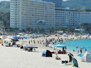 巨大地震注意で閉鎖の海水浴場再開、パラソルびっしり　和歌山・白浜