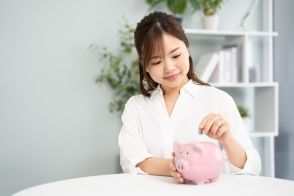 社会人1年目ですが貯金が「10万円」しかありません。だんだん年収がアップして生活に余裕が生まれるのでしょうか？