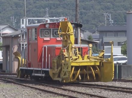 鉄道ファン「独特の揺れ楽しめた」線路を除雪する“ラッセル車”の乗車体験 応募した6人が運転席に 岐阜