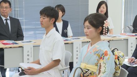 華やかな振り袖やドレス　真夏に実施「二十歳のつどい」　山口県上関町