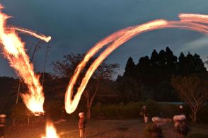 送り火、夜空を焦がす　弧を描く炎…先祖を供養「北山の火振り」　日置・東市来