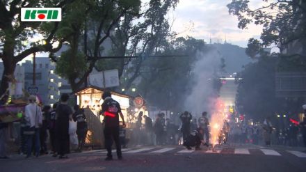 長崎の精霊流し・哀愁を帯びた鐘と爆竹が交錯するなか　故人への想いを馳せながら船をひく【長崎】