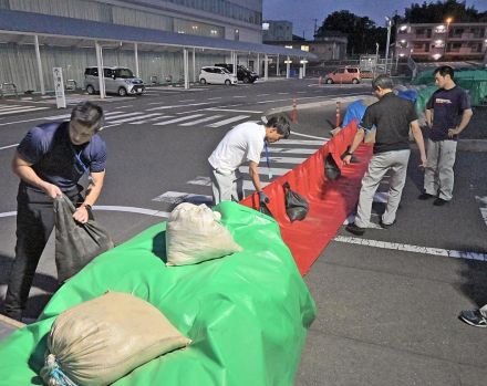 台風7号接近　日立市、市役所に止水版設置　河川氾濫に備え　茨城