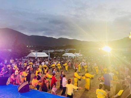 徳之島・母間新港でコラボで盆踊り祭り　今年最初の打ち上げ花火も