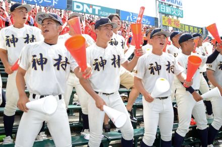 〈2024夏の甲子園〉10年間、練習試合で一度も勝てなかった中京大中京…大舞台で歓喜の逆転勝ち！　神村学園アルプスには「オーシャンゼリゼ」の大合唱が響き渡った