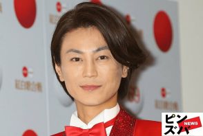 「ステージでは意地でも泣かない」復帰後初公演延期の氷川きよし、“泣き顔歌唱ショット”公開