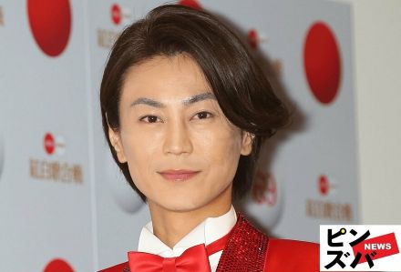 「ステージでは意地でも泣かない」復帰後初公演延期の氷川きよし、“泣き顔歌唱ショット”公開