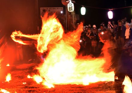 秦野で５年ぶり「瓜生野百八松明」　炎に祈る五穀豊穣、豪快な光跡