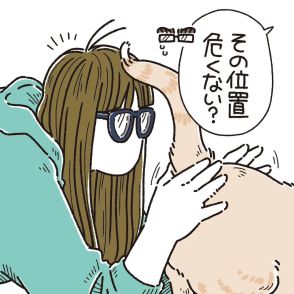 【ネコ漫画】「リスクを負ってこそ得られる幸せが!!」位置的に危険でも「ふわんふわんとすりすりされるのほんまに気持ちよくて～」【作者に聞く】