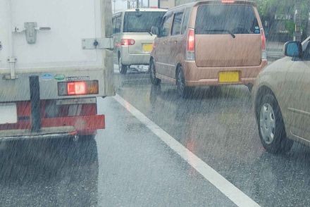 降雨時こそクルマ……の考えを捨てて乗らない選択も！　運転中の豪雨を甘く見るとクルマも命も失う可能性アリ