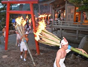 連なる炎　山道染める　福島県富岡町「麓山の火祭り」