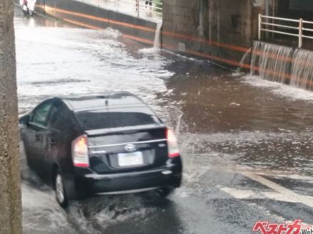 【台風直撃緊急情報】豪雨で道路がヤバい! クルマが冠水してしまった場合にどうすればいいのか?