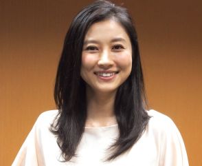 菊川怜、太もも全開“超ミニ丈”で圧巻スタイル「美脚!!」「綺麗な足」