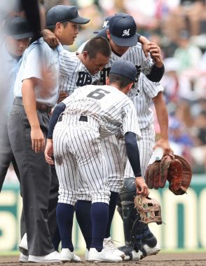 【甲子園】好守の直後に…明徳義塾の主将・平尾成歩　足つり無念の負傷交代　最後はおぶわれベンチへ