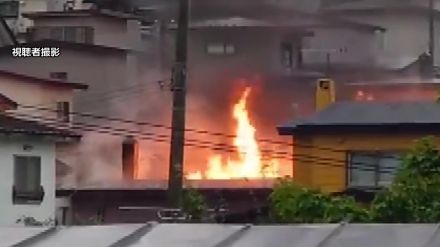 遺体はこの家の住人か…住宅火災で成人とみられる3人死亡　黒煙や激しく炎吹き上がるも付近の住宅への延焼なし　北海道室蘭市