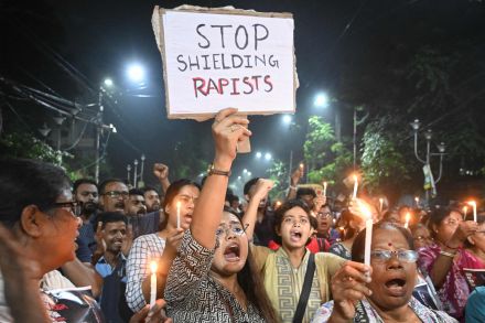 インド研修医レイプ殺人、大規模な抗議デモ 女性に対する暴力の根絶を