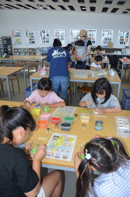 ジェルキャンドルの出来に笑顔　ガラス未来館の制作体験盛況【山陽小野田】