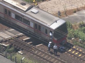 線路に向かって体を前に傾ける…駅で通過電車に20代位の女性が接触し意識不明の重体 一時運転見合わせに