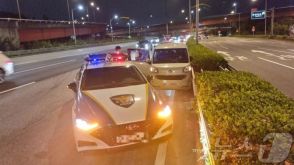 乱暴運転の怪しい車、飲酒かと思ったら…韓国・警官がドア破り救助