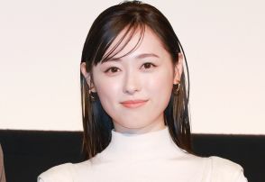 「看護服が似合いすぎ」福原遥“密子”、病院でのコーデに反響「密子さんって何者？」「偽名？」＜マル秘の密子さん＞