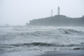 台風7号接近、お盆の交通直撃　新幹線と空の便で運休相次ぐ