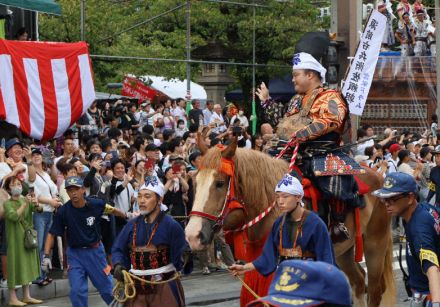 俳優・富栄ドラムさん、りりしく頼朝役　静岡の「旗揚げ行列」