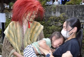 椎出厳島神社、祈願で舞奉納　和歌山、怖い鬼に子ども泣き叫ぶ