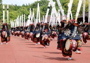 迫力の舞 観客魅了　「百鹿大群舞」えさし藤原の郷　奥州【岩手】