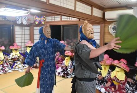 あの世からの精霊　家々を回り念仏踊りや珍問答を披露　沖縄・石垣市で伝統のアンガマ