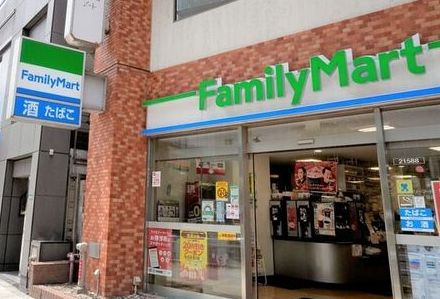 ファミマ、1万店で光る「デジタル看板」の奮闘劇、昨年度に黒字転換、収益改善の舞台裏とは？