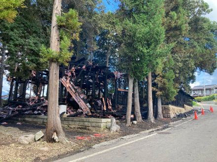 「神社から火が出ている」明け方の神社から出火・本殿と拝殿の2棟が全焼　火の出た原因は…警察と消防が調べる