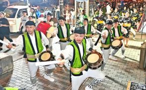 「旧盆って感じ」道ジュネーに住民の胸躍る　エイサー舞う、沖縄市の中の町青年会　撮影しながら追いかける観光客も