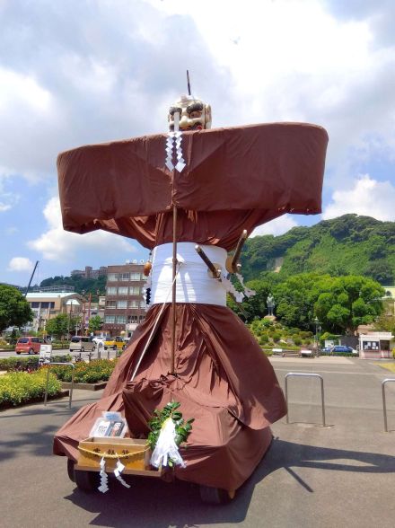 伝説の巨人「弥五郎どん」県都出張、宝山ホールに仁王立ち　音楽劇「弥五郎どんファンタジア」のアンバサダー務める