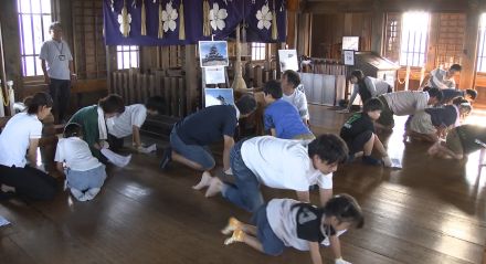 国宝・姫路城で子どもたちが大天守の床磨き体験　文化財を守ろう／兵庫県