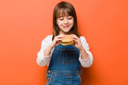 子どもが「ハッピーセット」のおもちゃを欲しがるのですが、塩分やカロリーが心配です。おもちゃのために“余分なお金”を払うのも気が引けるのですが、「単品」の注文とどれだけの金額差になるでしょうか？