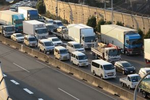 渋滞中の高速道路「右車線絶対動かないマン」は結局速いのか？ 「右車線機能してない」「左が空いてる」 じゃあ一番いい走り方って？