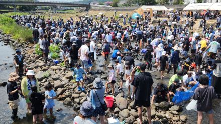 4000匹のアユのつかみ捕りに挑戦!「川遊びフェスティバル」 大分県国東市で開催