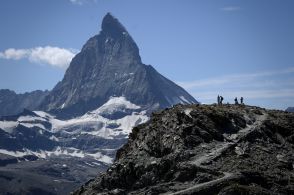 名峰マッターホルンで1000メートル滑落、登山者2人死亡 スイス