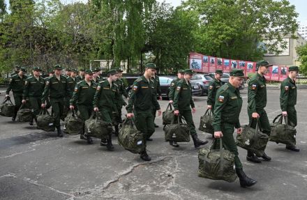 練度の低いロシアの徴集兵、プーチン氏の約束に反して今や戦闘の最前線に