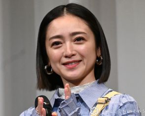 安達祐実、デコルテあらわなショットに反響「40代と思えない可愛さ」