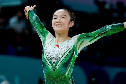 パリ五輪で銀メダル→帰国後、五輪ウェアでウェイトレス!? 18歳・中国体操女子の”バイト姿”に英メディア仰天「休暇とは呼べない…」