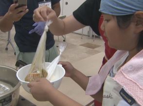 防災意識の向上を…親子が“防災食づくり”を体験 耐熱のポリ袋を使ってカレーライスつくる 三重県伊勢市