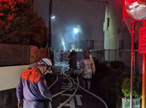 【速報】「小屋が燃えていて車に燃え移りそうだ」　浜松市で建物火災　消防車12台出動して消火活動=静岡・浜松市