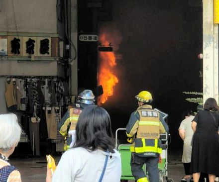 兵庫・尼崎の商店街で火災、男性1人が救急搬送　付近5店舗にも延焼